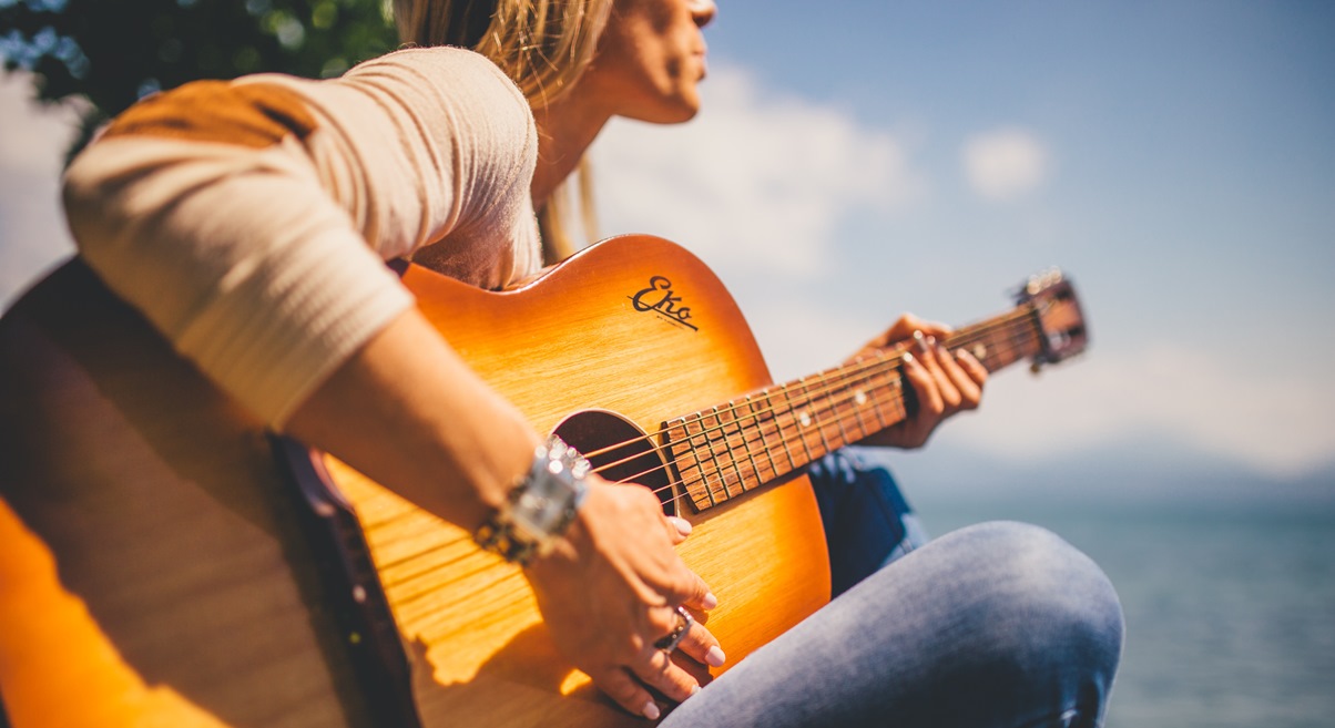 Tjej som spelar gitarr