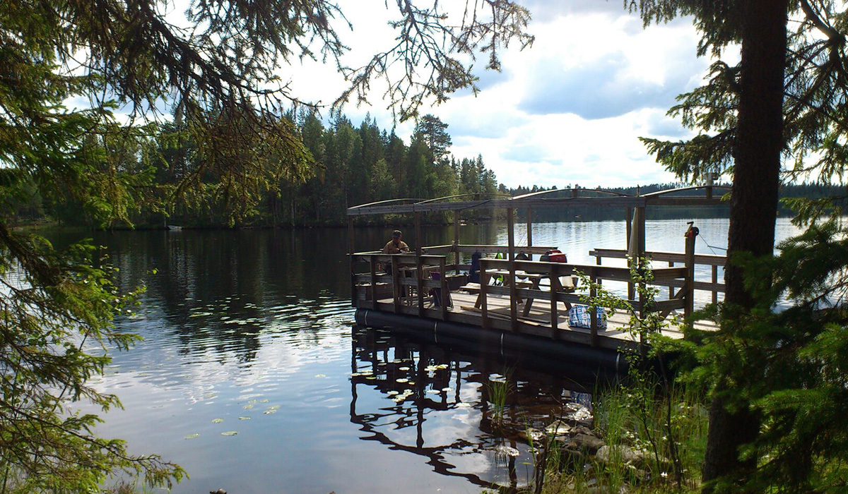 Dekorativ bild av Lögdö Vildmarkscamp