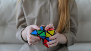 En person som använder Rubiks kub