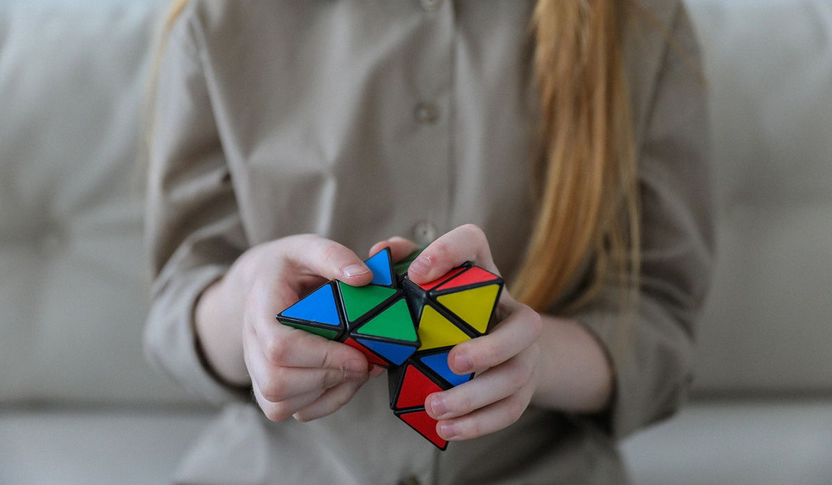 En person som använder Rubiks kub