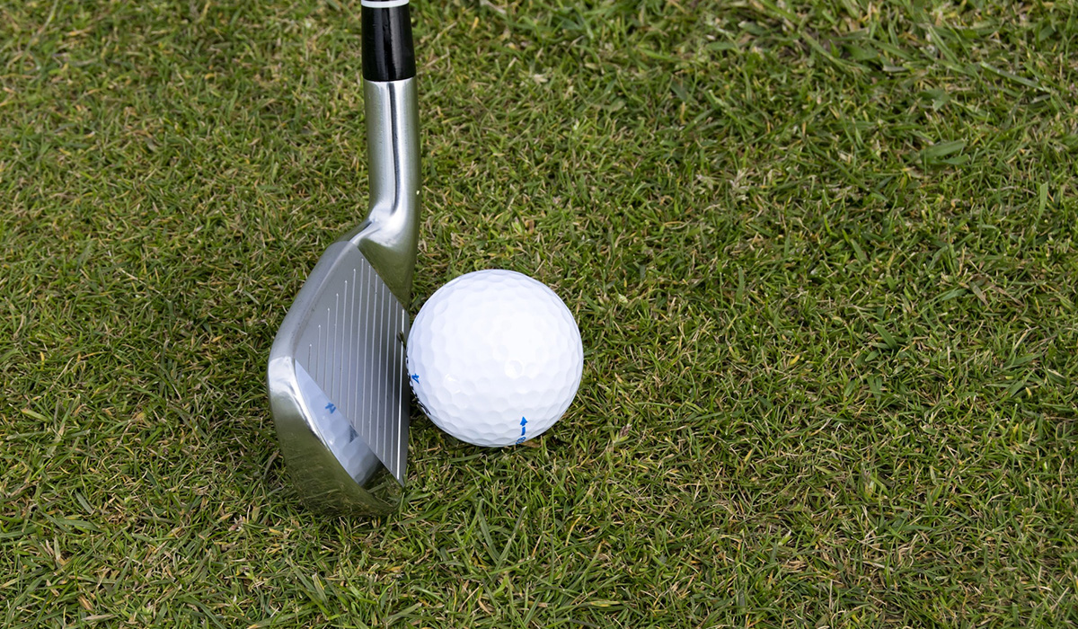Bild av en golfklubba med boll