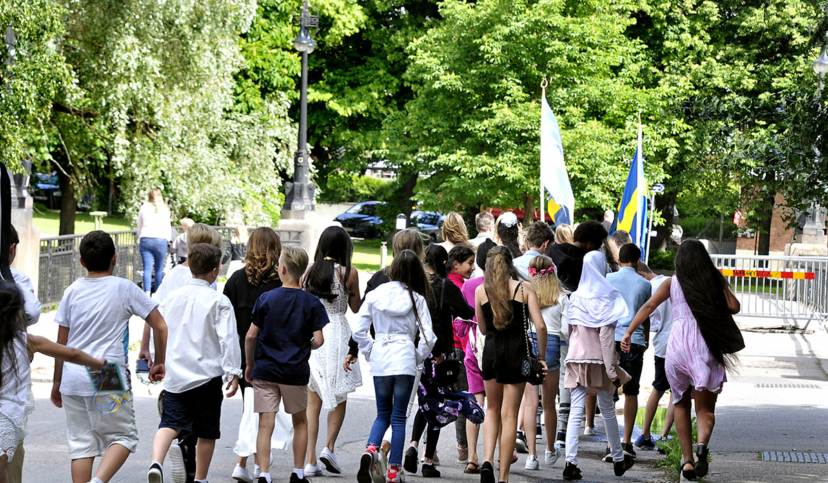 Ungdomar som firar in sommarlovet