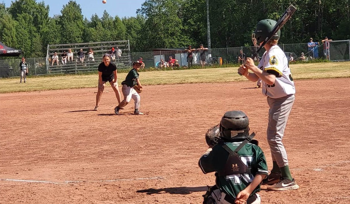 Ungdomar som spelar baseboll