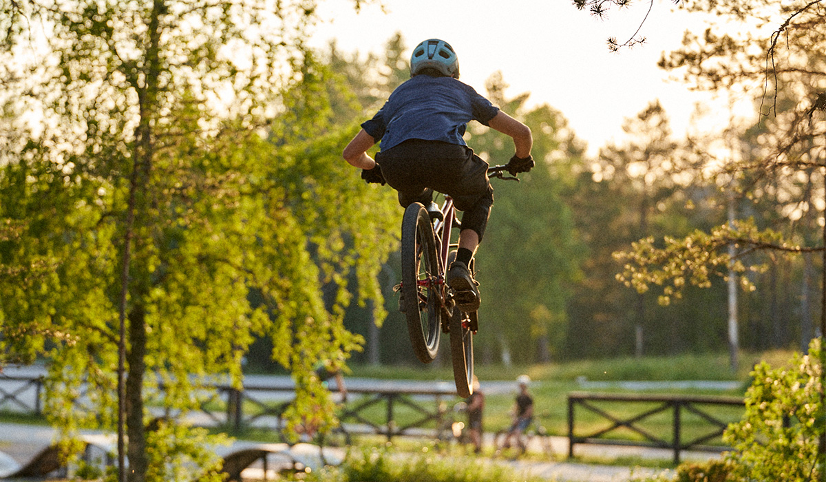 En ungdom som hoppar med cykel