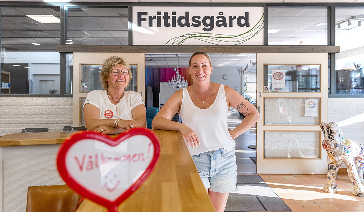 Två kvinnor ler mot kameran framför Fritidsgården Centrumvillan