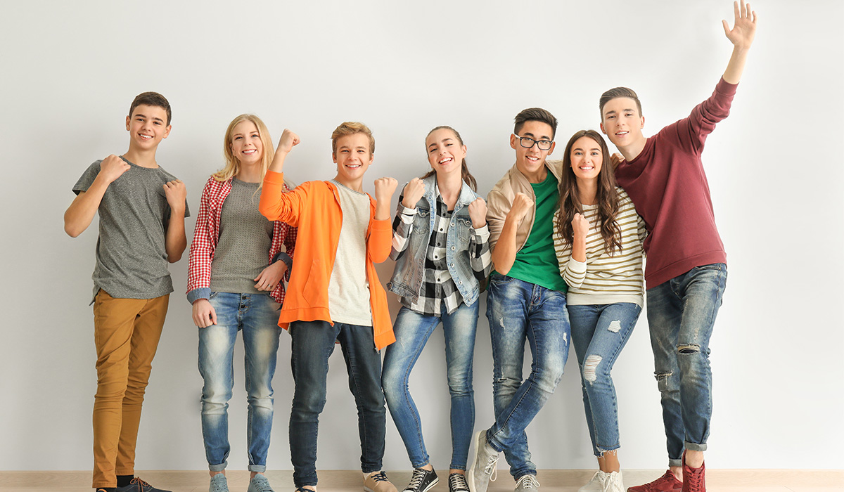 En grupp glada ungdomar