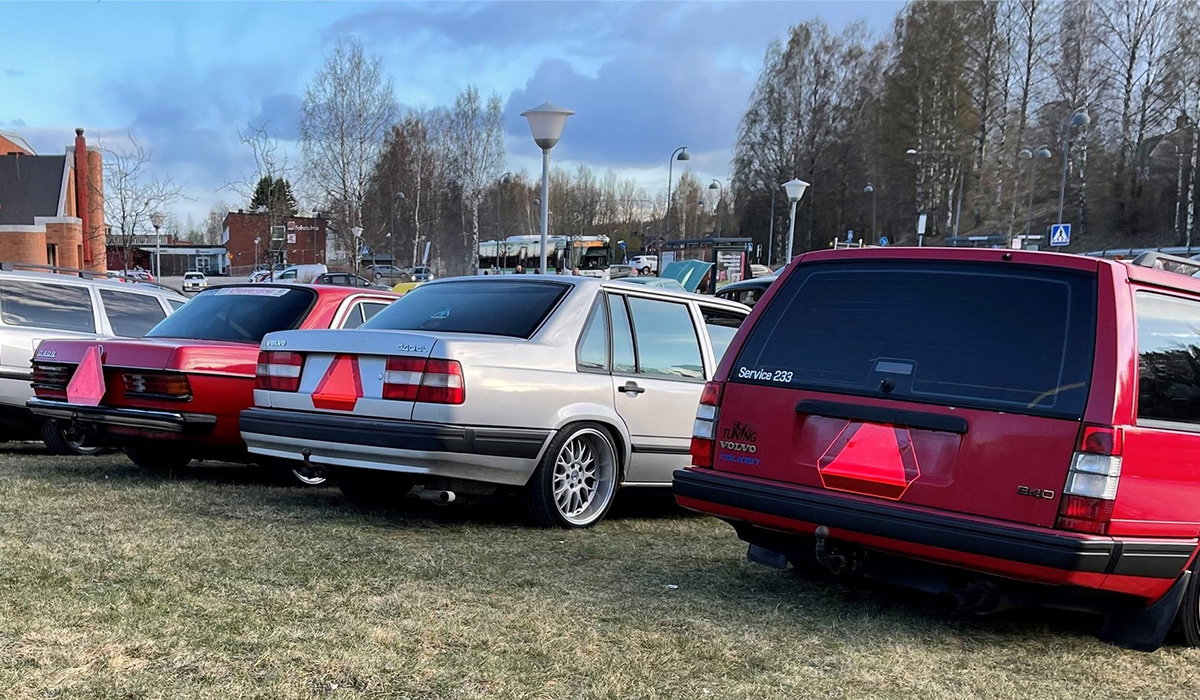 A-traktorer uppställda på en gräsmatta.