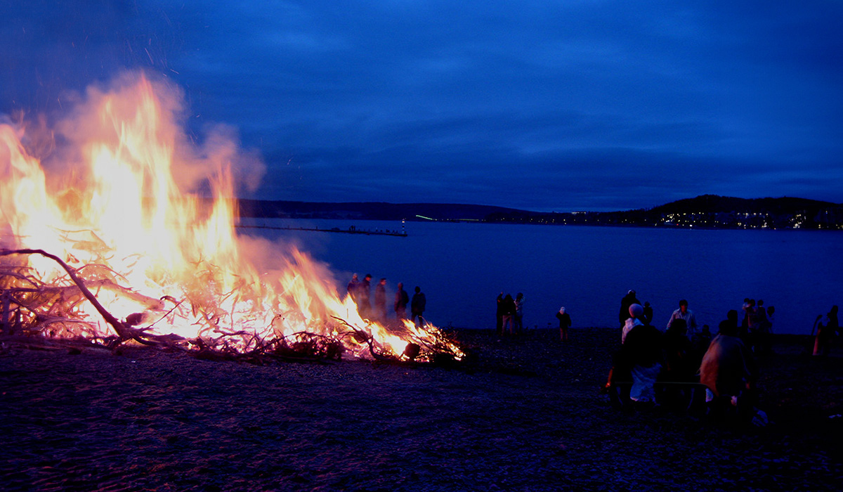 Bilden visar en majbrasa