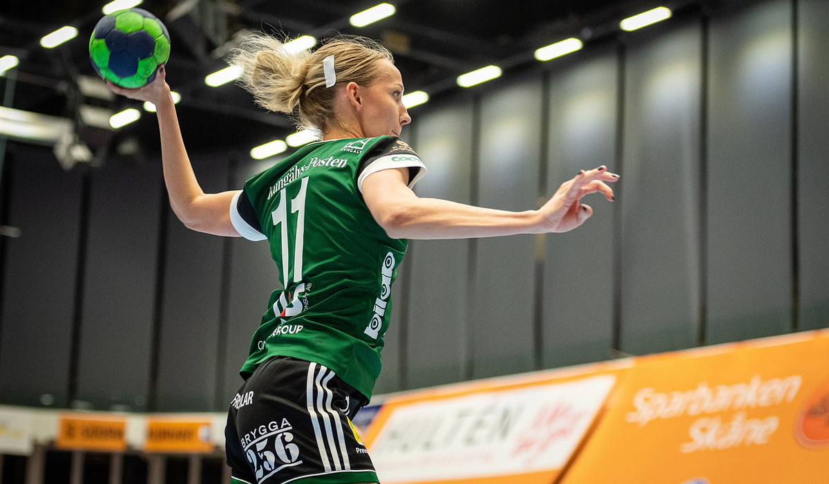 En flicka som spelar handboll.